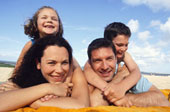 activit famille et parents, famille heureuse de partager ensemble, chaque parents porte un enfant sur son dos. le ciel est bleu